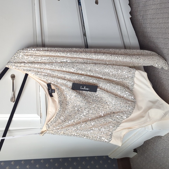 Lulus Tops - Lulu's BNWT medium one shoulder sequin bodysuit